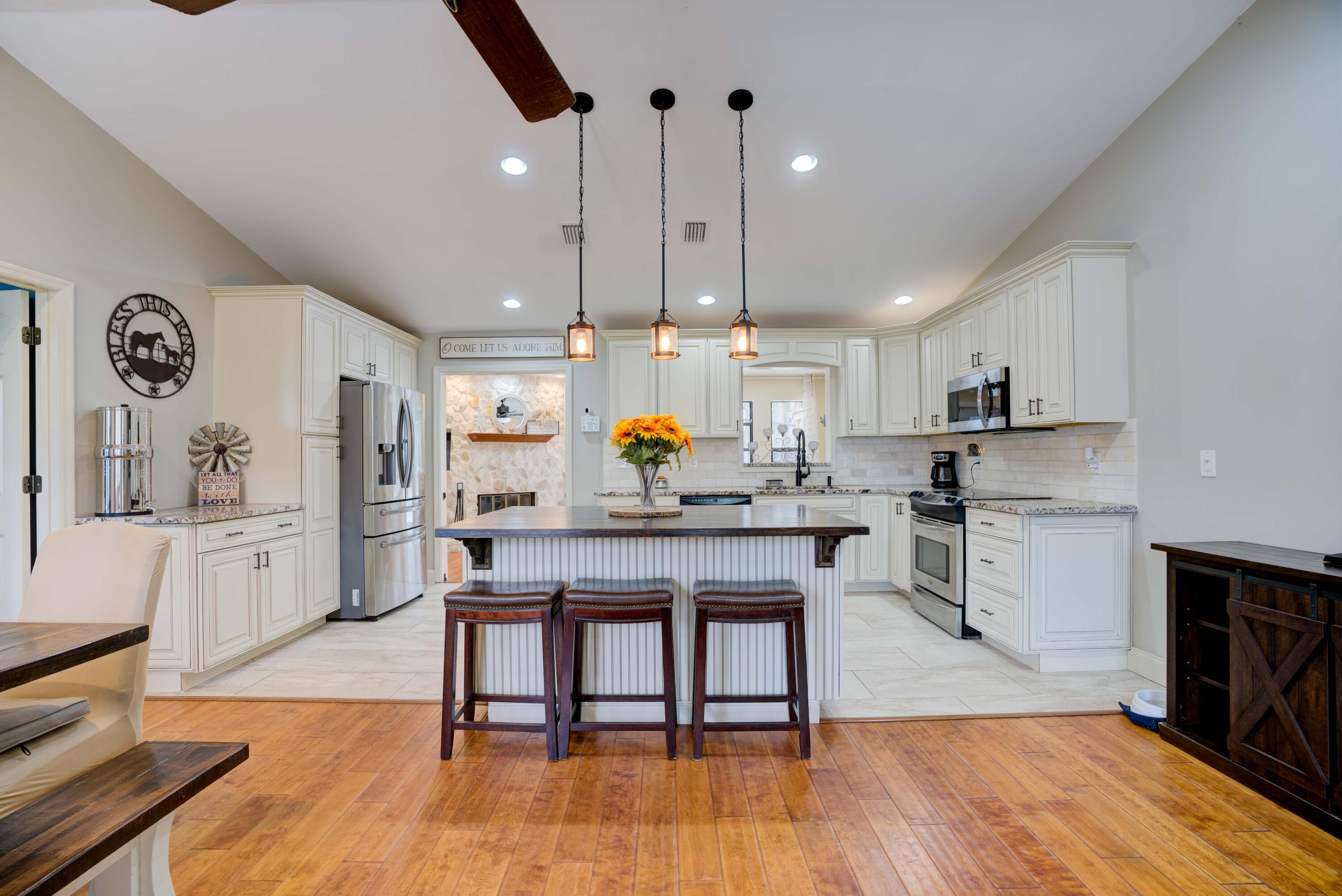 Kitchen/Entry