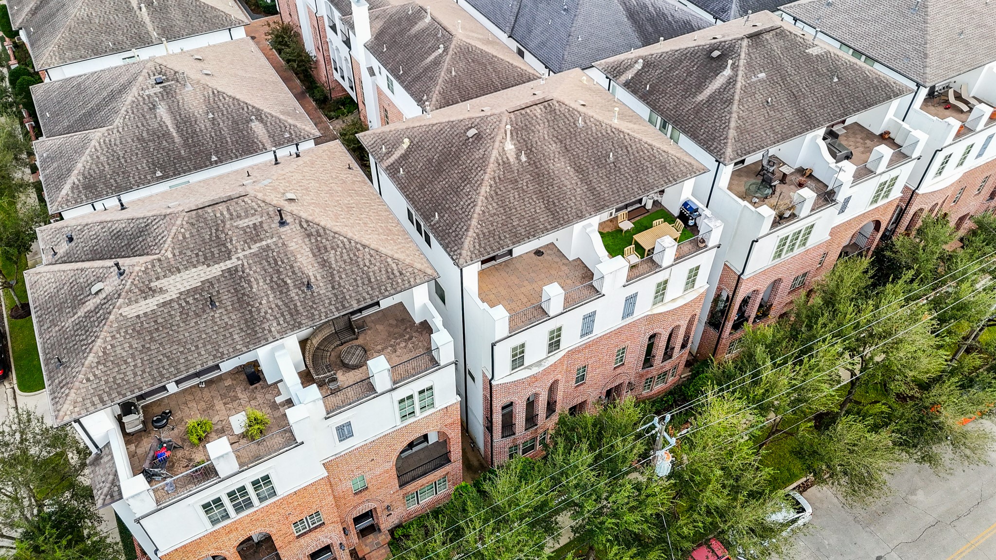709 Delano Street Houston, TX 77003 - Photo 4 of 36 a view of an buildings with backyard and garden