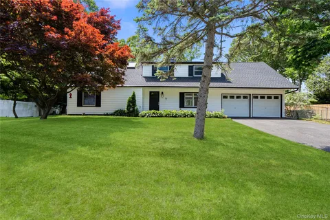 $749,990 | 26 Halfcircle Drive, Holbrook, NY 11741