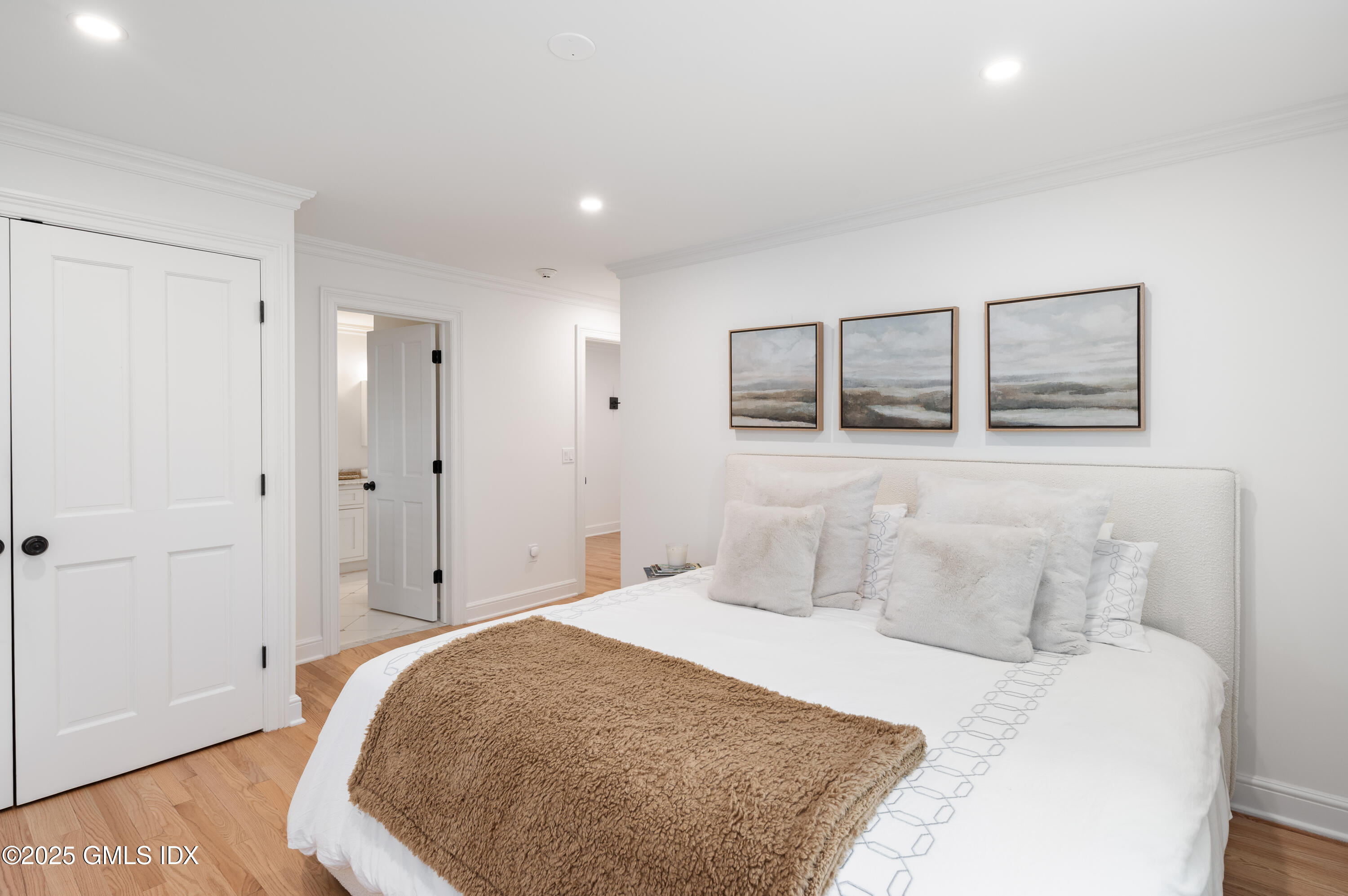 40 Ridgeview Avenue Greenwich, CT 06830 - Photo 23 of 38 a bedroom with a bed and a painting on the wall