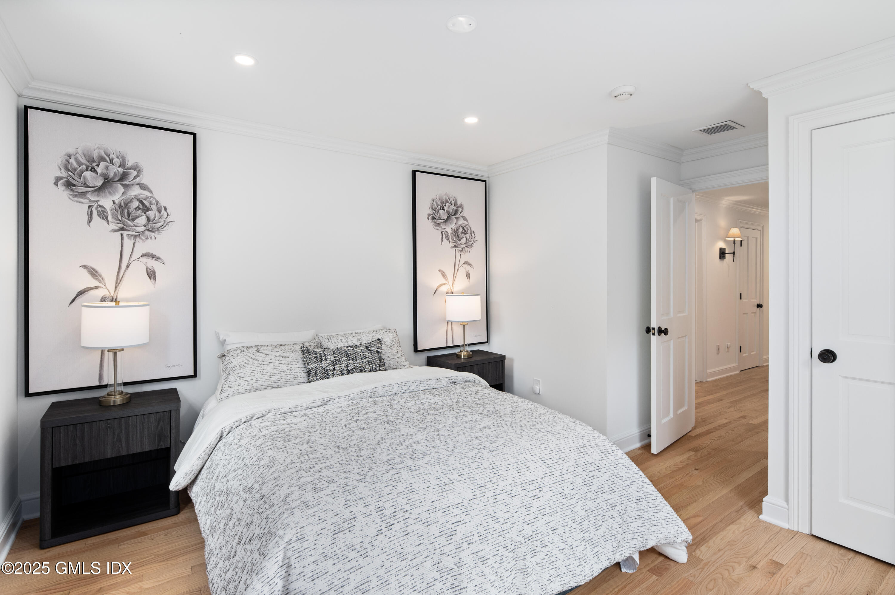 40 Ridgeview Avenue Greenwich, CT 06830 - Photo 24 of 38 a bedroom with a bed and a painting on the wall