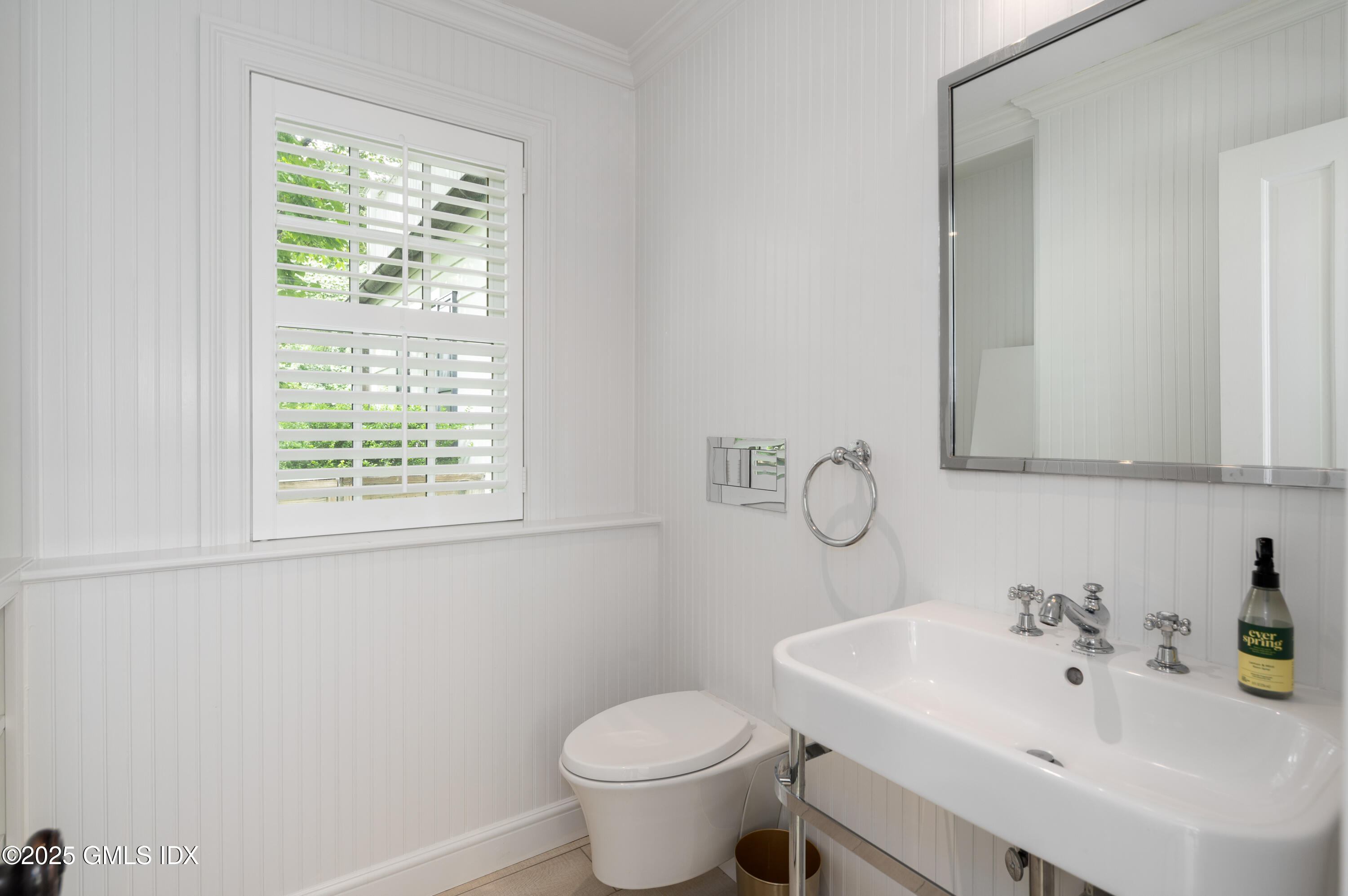40 Ridgeview Avenue Greenwich, CT 06830 - Photo 28 of 38 a bathroom with a sink toilet and a mirror