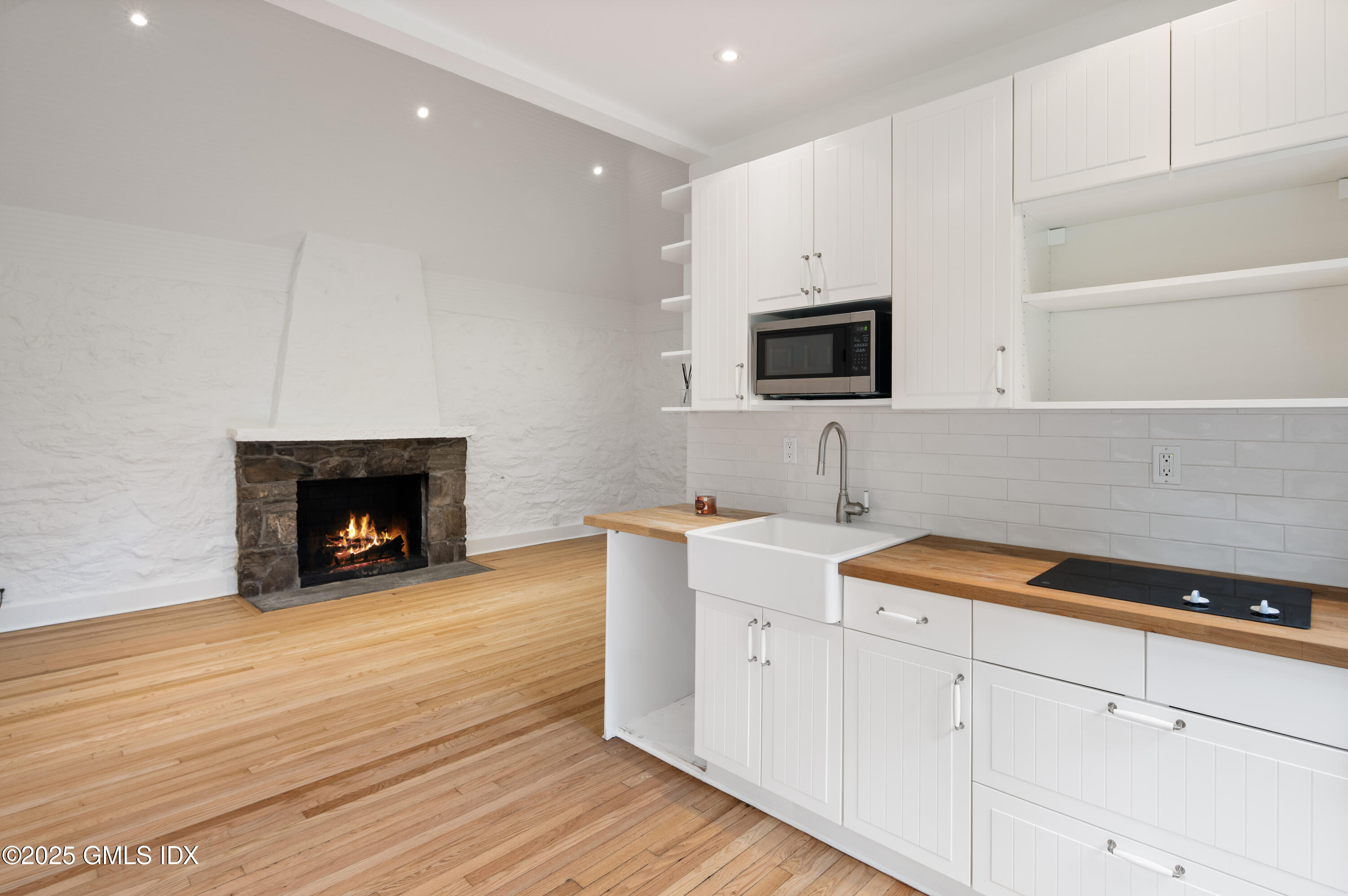 40 Ridgeview Avenue Greenwich, CT 06830 - Photo 35 of 38 a kitchen with granite countertop a sink and a stove