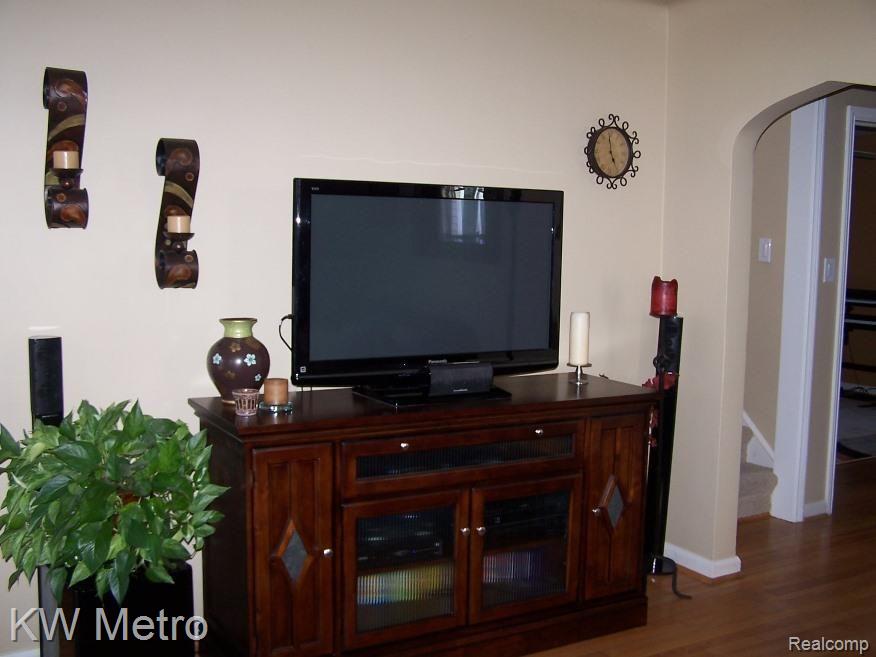 1198 Harvard Road Berkley, MI 48072 - Photo 9 of 16 Living room 3.jpg