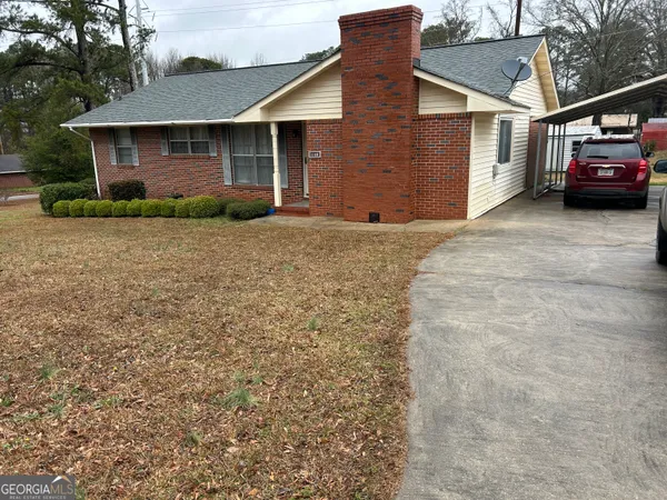 a view of a house with a yard
