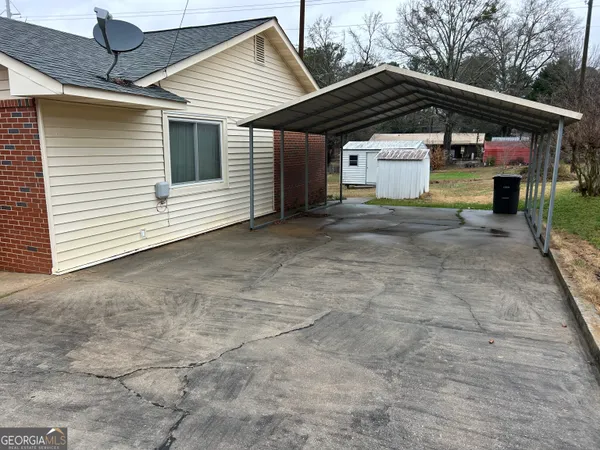 a view of back yard of the house