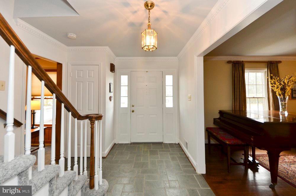 6309 Buffalo Ridge Road Falls Church, VA 22044 - Photo 3 of 27 Main Foyer