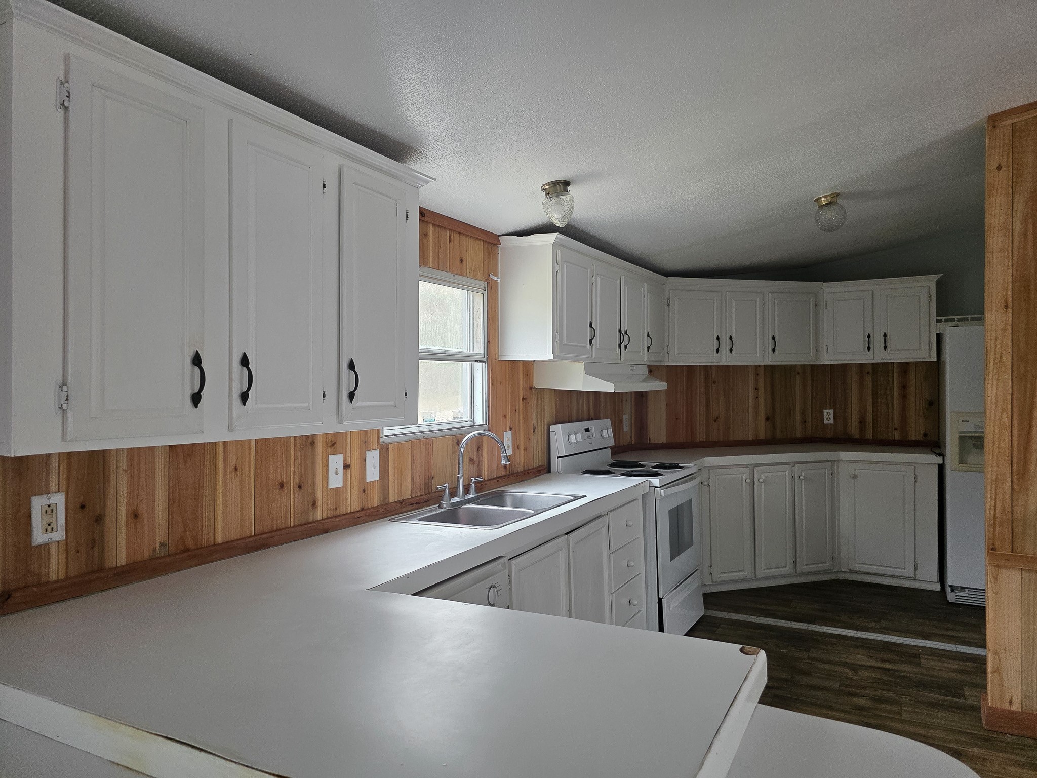 344 Holmes Road Onalaska, TX 77360 - Photo 2 of 25 331 Holmes Freshly updated kitchen/dining area