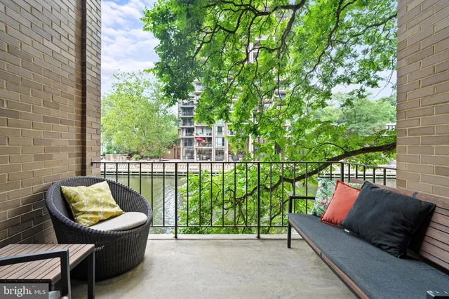 $885,000 | 1674 Chimney House Road, Reston, VA 20190