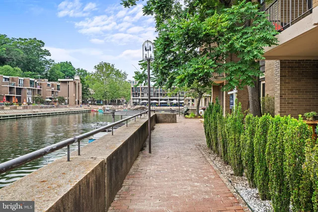 $885,000 | 1674 Chimney House Road, Reston, VA 20190