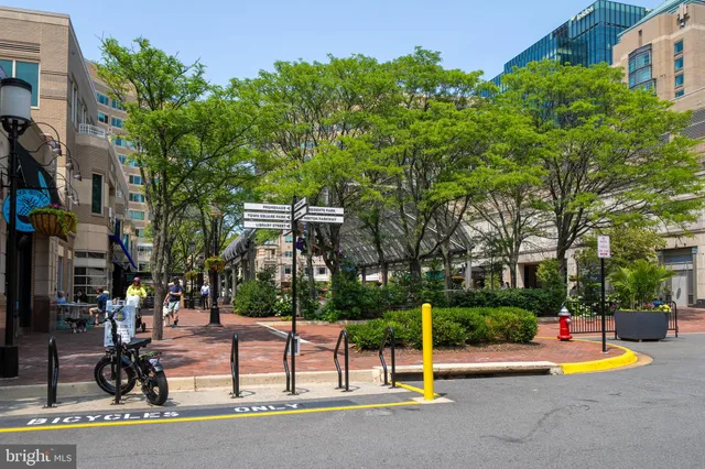 $885,000 | 1674 Chimney House Road, Reston, VA 20190