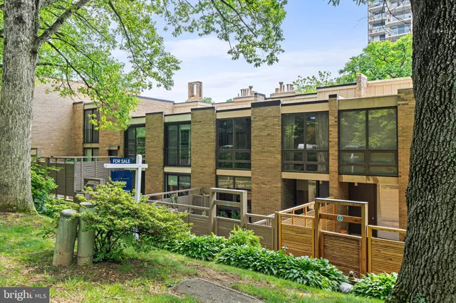 $885,000 | 1674 Chimney House Road, Reston, VA 20190