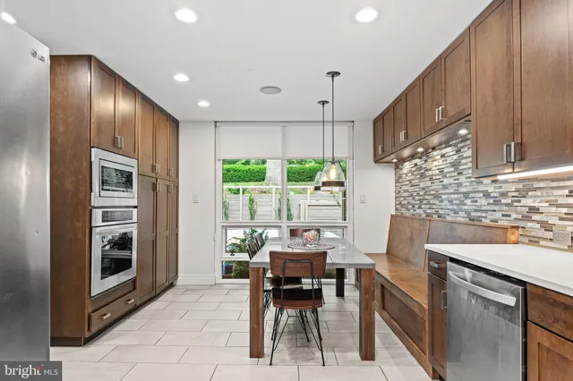 $885,000 | 1674 Chimney House Road, Reston, VA 20190