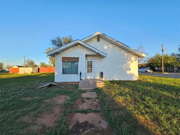 a view of a house with backyard