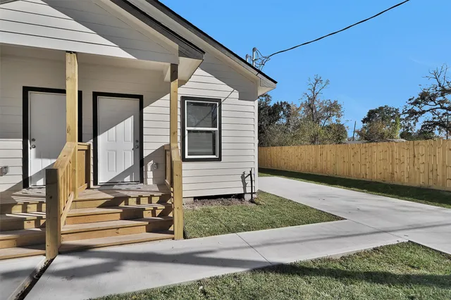 a view of a house with backyard and porch