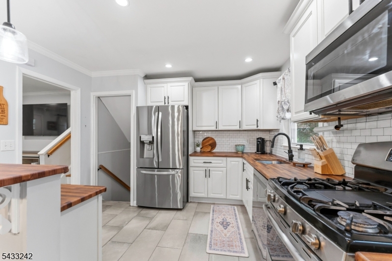 841 Colonial Arms Road Union, NJ 07083 - Photo 6 of 21