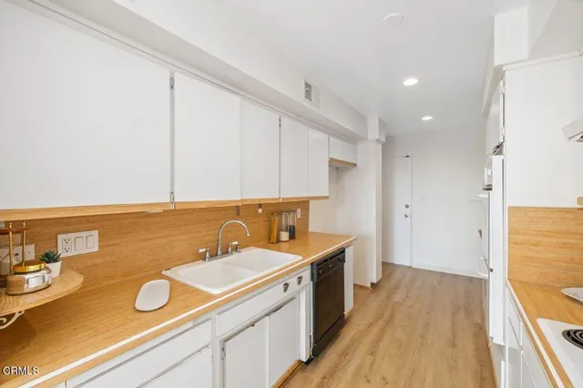 $650,000 | 5411 Tyrone Avenue, Unit 202, Sherman Oaks, CA 91401