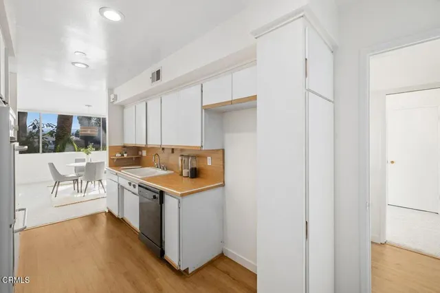 $650,000 | 5411 Tyrone Avenue, Unit 202, Sherman Oaks, CA 91401