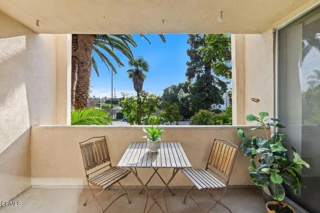$650,000 | 5411 Tyrone Avenue, Unit 202, Sherman Oaks, CA 91401