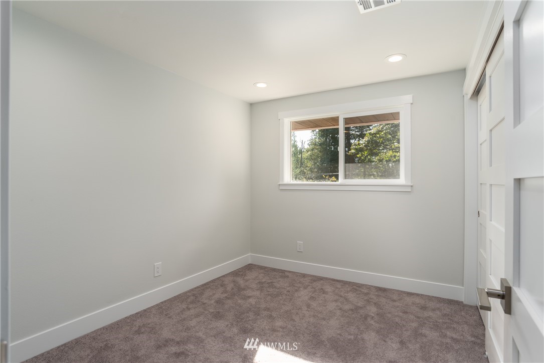 14425 Westwick Road Snohomish, WA 98290 - Photo 20 of 25 an empty room with windows