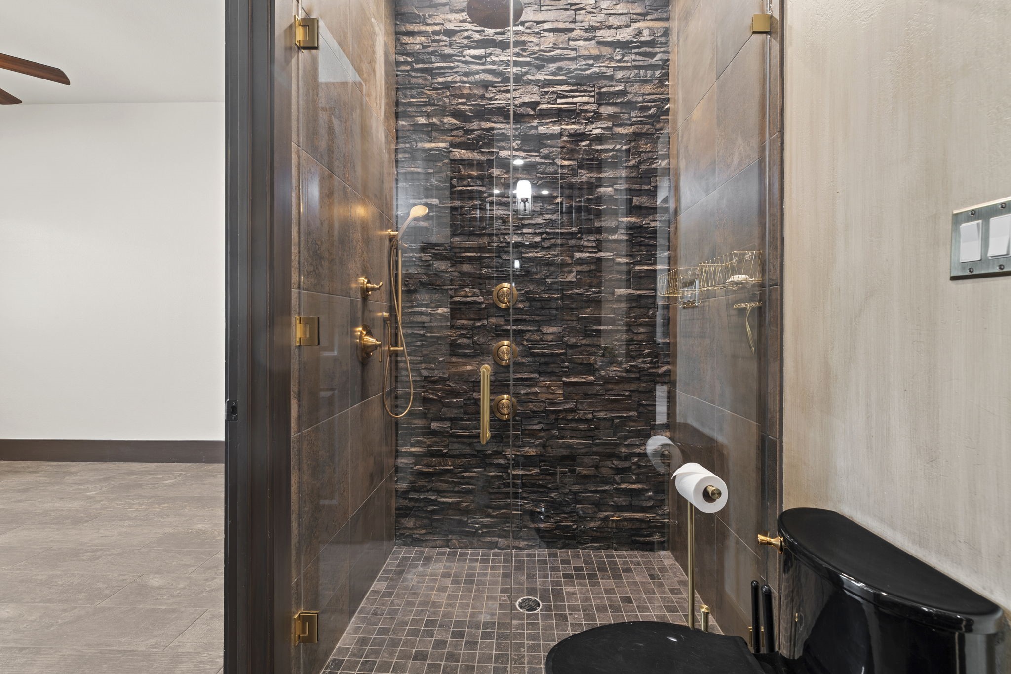 4322 Maple Rapids Court Spring, TX 77386 - Photo 43 of 48 En suite bath that has access from hallway and bedroom, bedroom is to the left