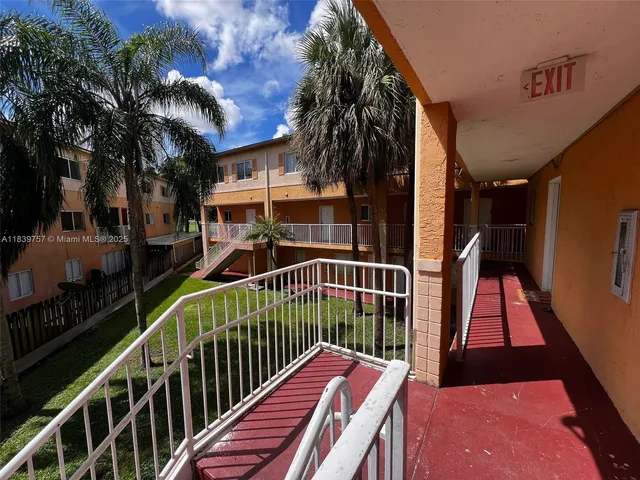 $2,450 | 6215 Southwest Kendale Lakes Circle, Unit 272, Miami, FL 33183