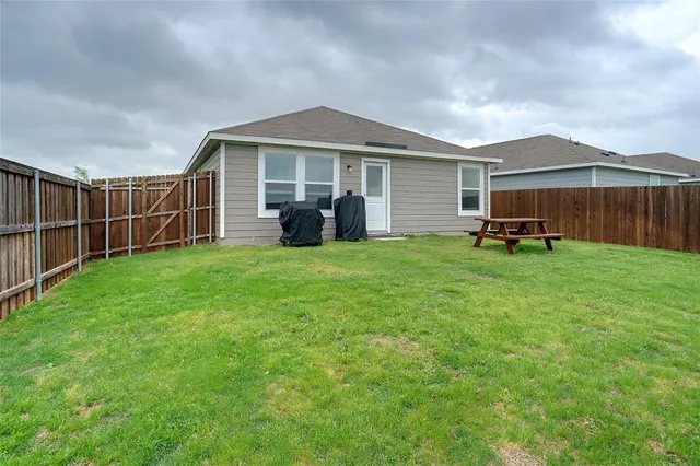a view of a house with backyard and porch