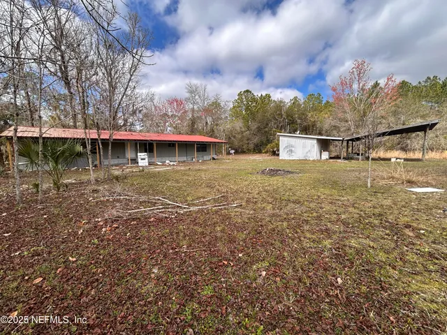 a view of a house with backyard