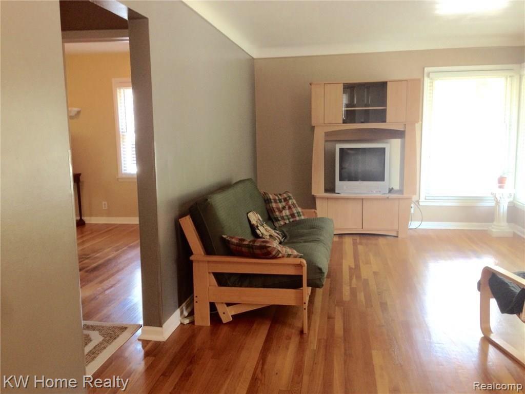 4132 Samoset Road Royal Oak, MI 48073 - Photo 9 of 16 liv.jpg