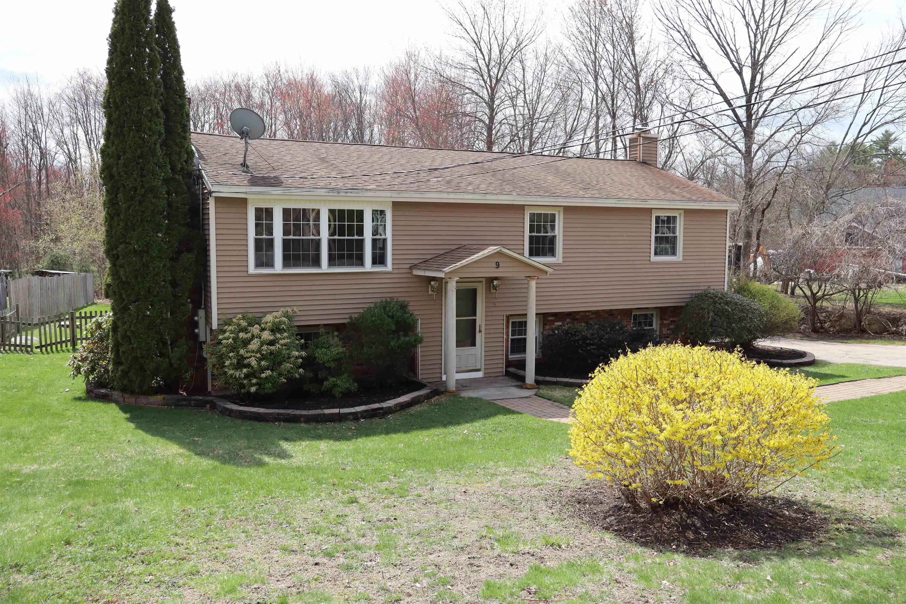 9 Whitehall Terrace Hooksett, NH 03106 - Photo 2 of 29