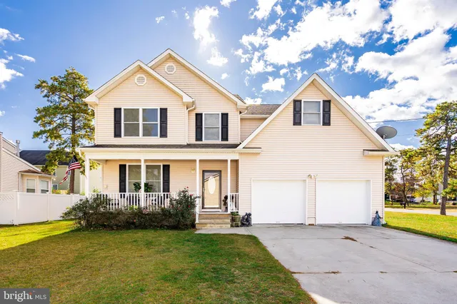 a view of a yard in front of house