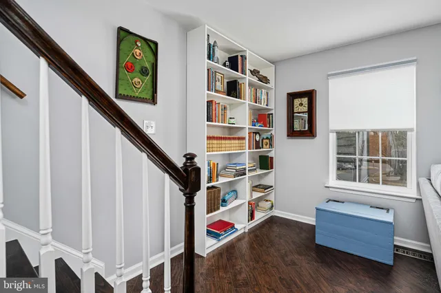 a view of an entryway with workspace