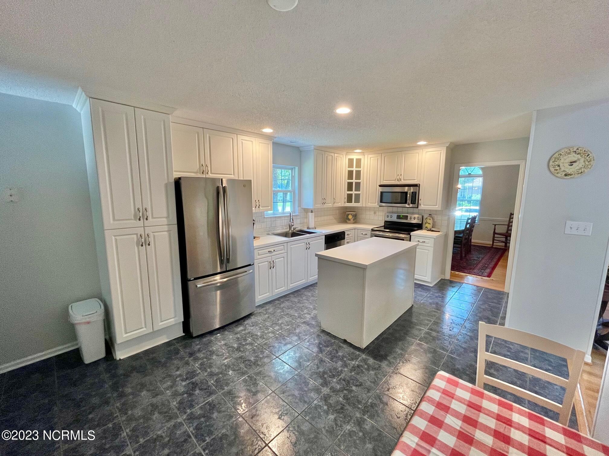 926 Buckingham Road New Bern, NC 28562 - Photo 11 of 23 kitchen1