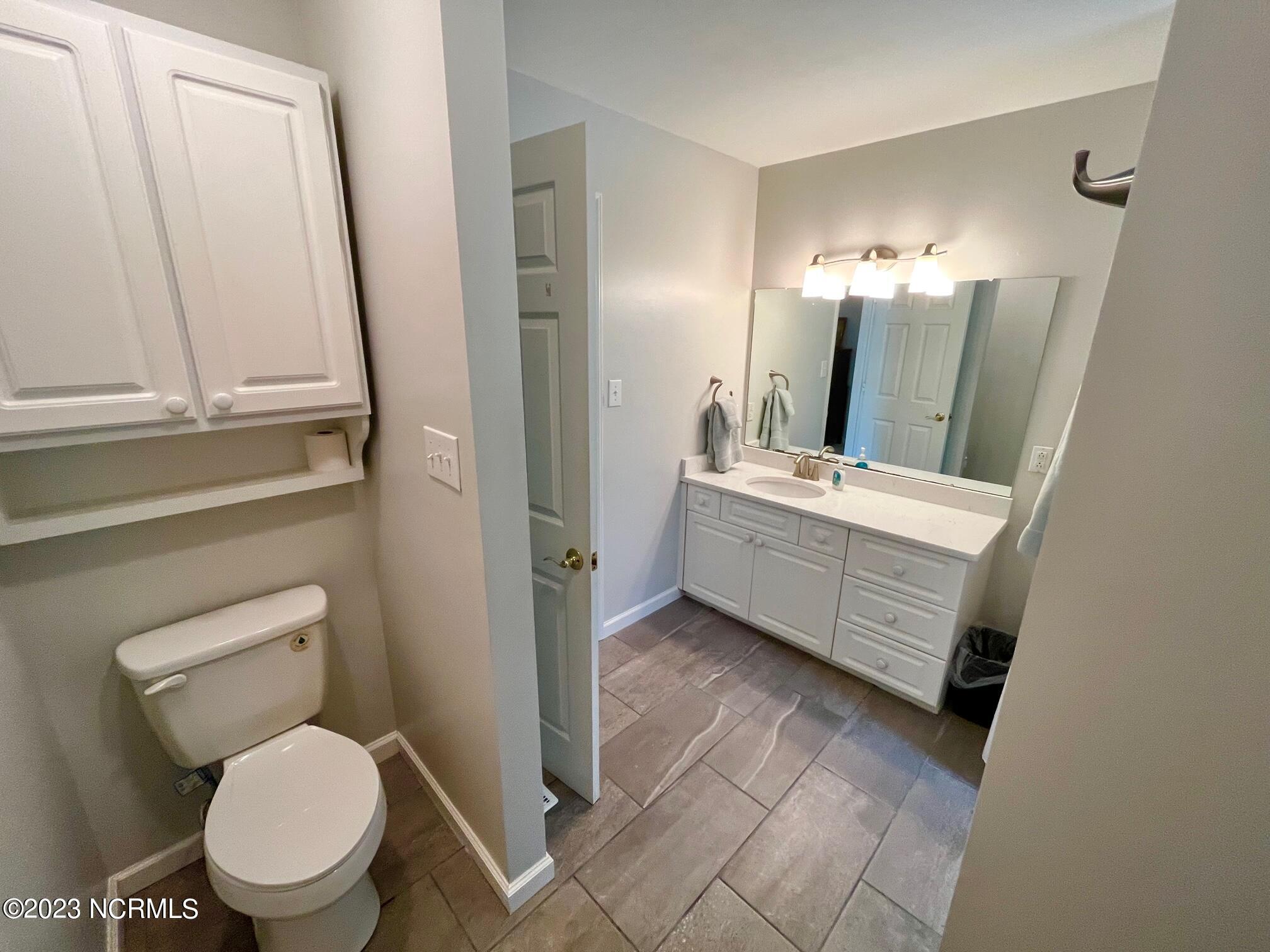 926 Buckingham Road New Bern, NC 28562 - Photo 17 of 23 master watercloset