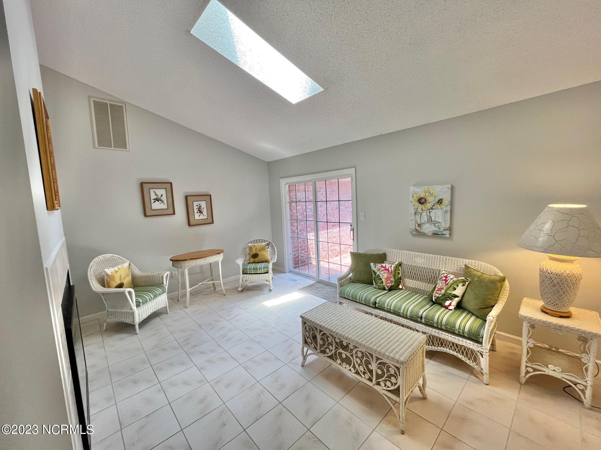 926 Buckingham Road New Bern, NC 28562 - Photo 6 of 23 Sunroom1
