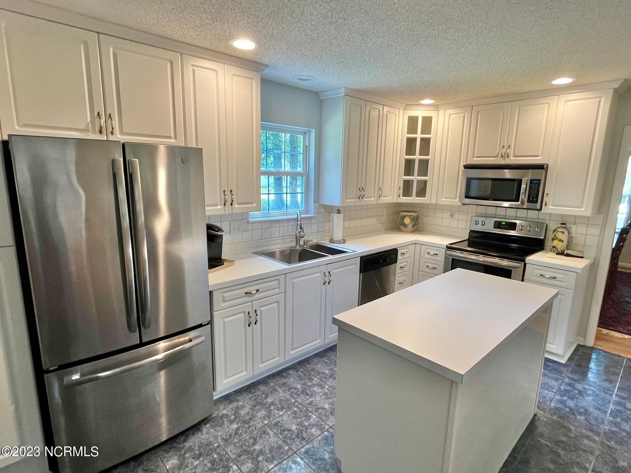 926 Buckingham Road New Bern, NC 28562 - Photo 8 of 23 kitchen3