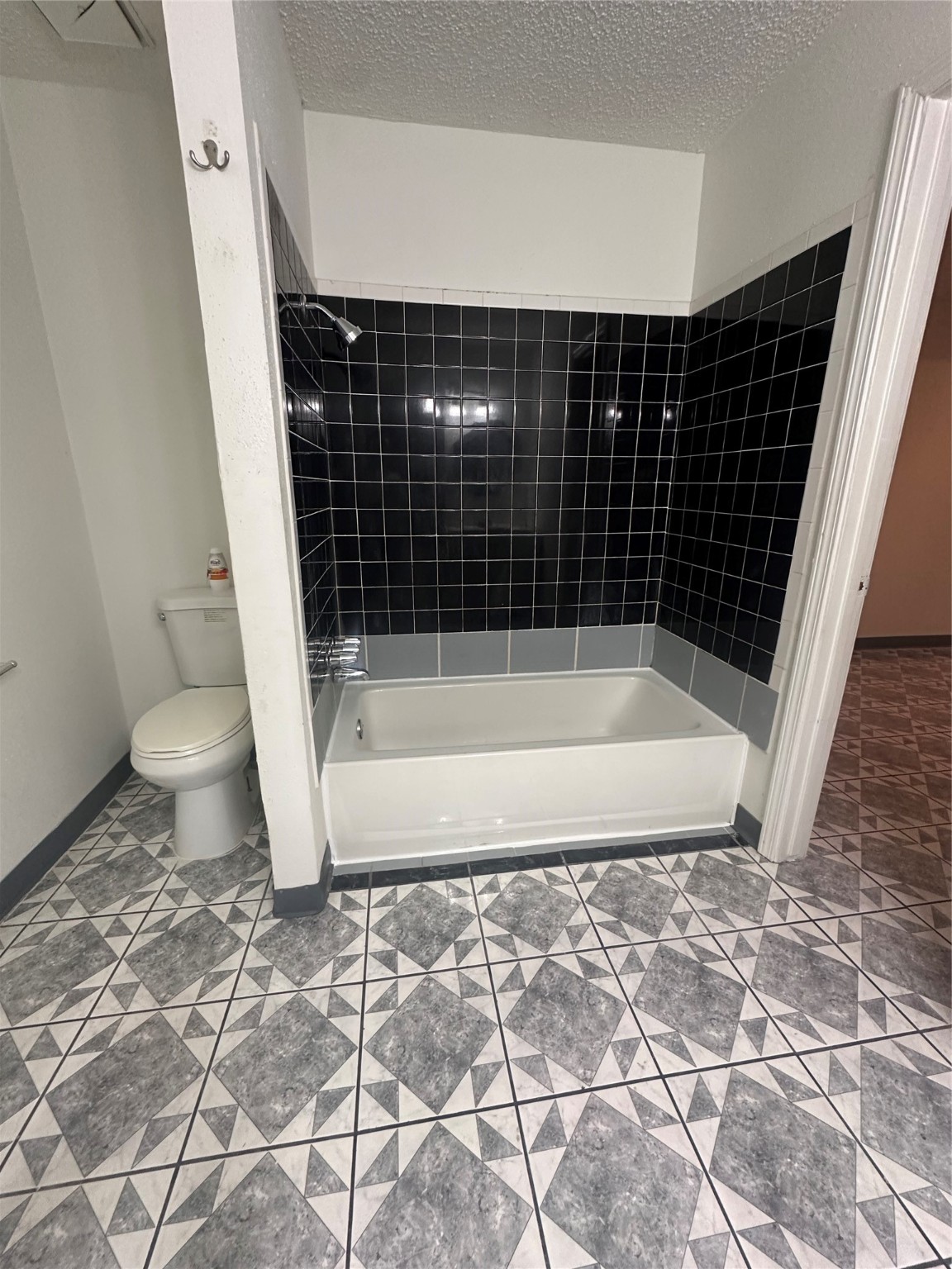 15522 Blake Way Street Houston, TX 77032 - Photo 11 of 19 a bathroom with a bathtub and a toilet