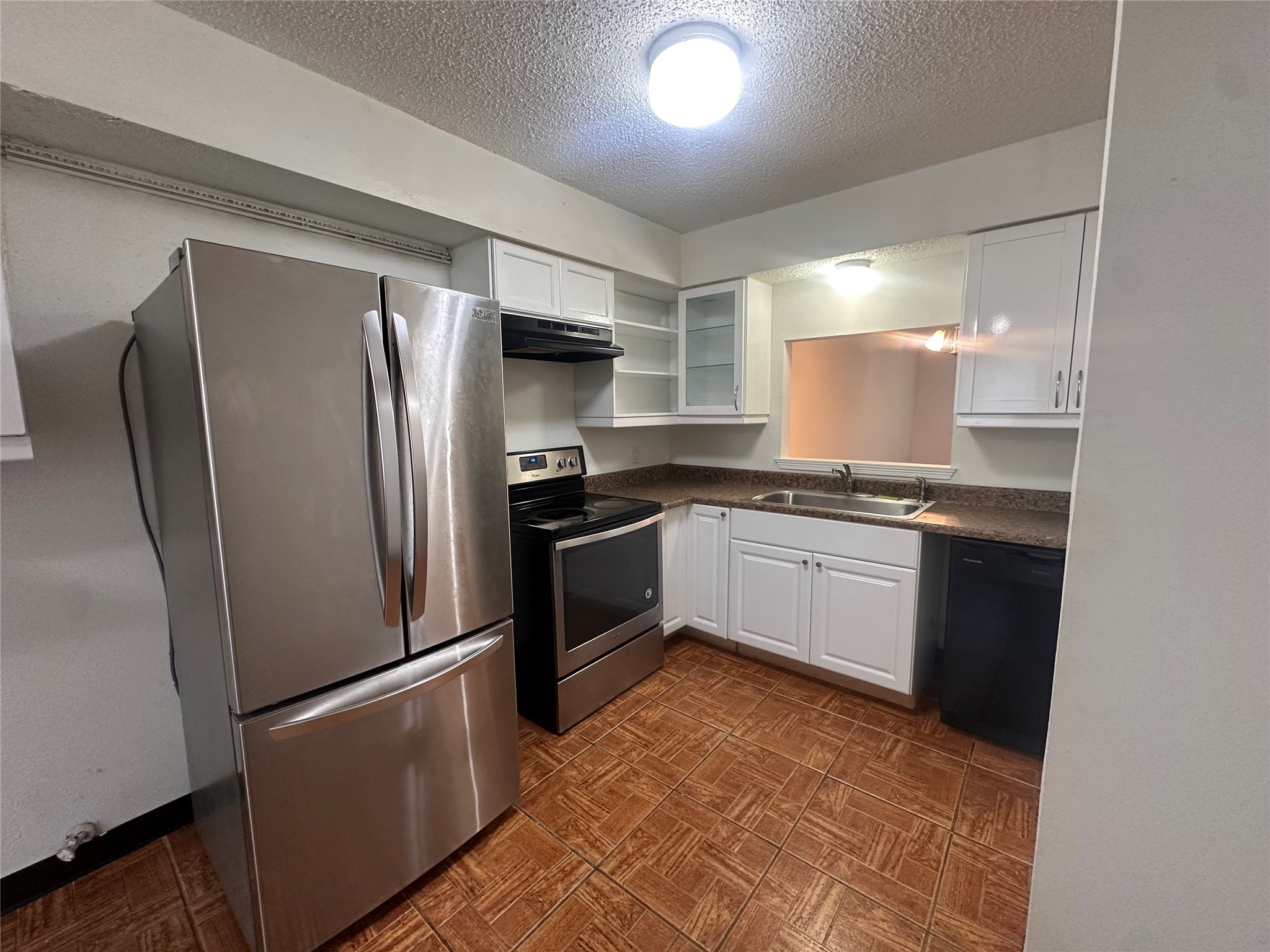 15522 Blake Way Street Houston, TX 77032 - Photo 5 of 19 a kitchen with stainless steel appliances a refrigerator sink and cabinets