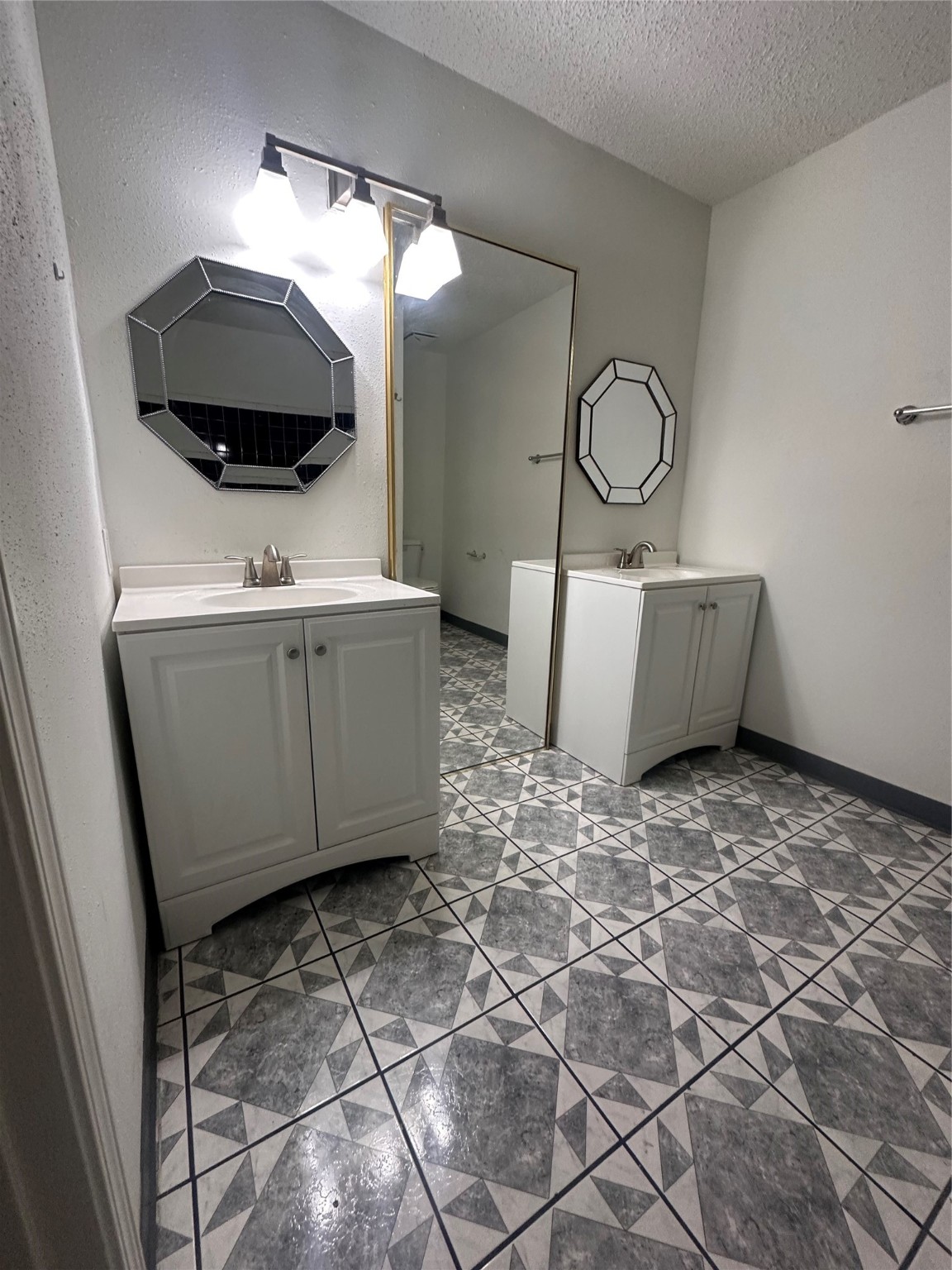 15522 Blake Way Street Houston, TX 77032 - Photo 10 of 19 a room with a mirror and cabinets