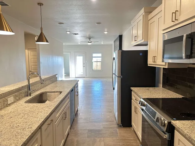 $1,395 | 1113 North 7th Street, Wolfforth, TX 79382