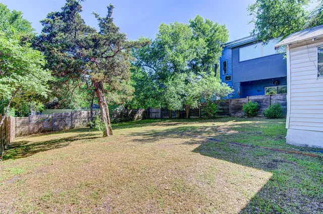 $2,500 | 2910 East 12th Street, Austin, TX 78702