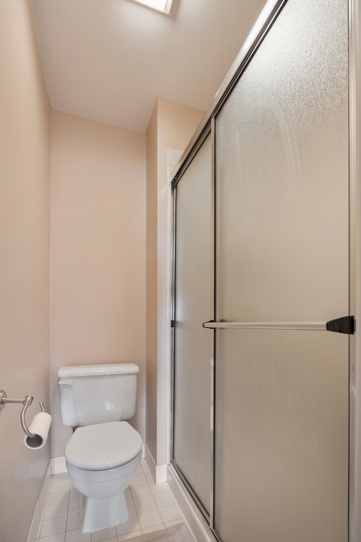 815 Leicester Road, Unit 114A Elk Grove Village, IL 60007 - Photo 17 of 20 a white toilet sitting next to a bathroom sink