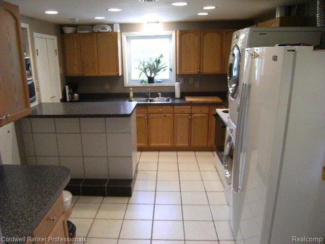 6800 Oakhill Road Clarkston, MI 48348 - Photo 3 of 12 Beautiful Kitchen