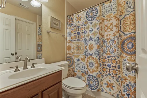 $750,000 | 11 East French Oaks Circle, The Woodlands, TX 77382