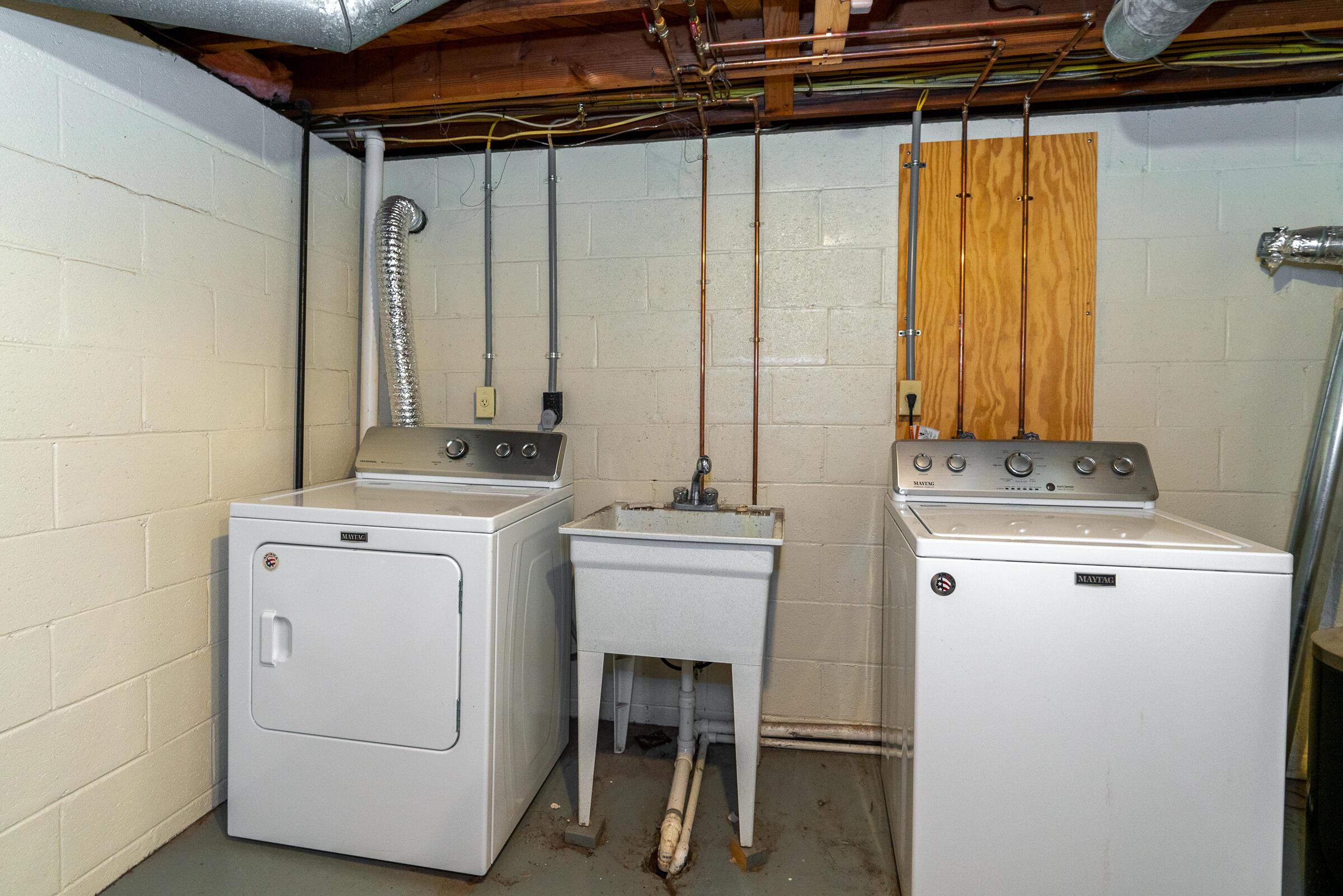 3087 Derby Road Columbus, OH 43221 - Photo 26 of 28 Basement - laundry