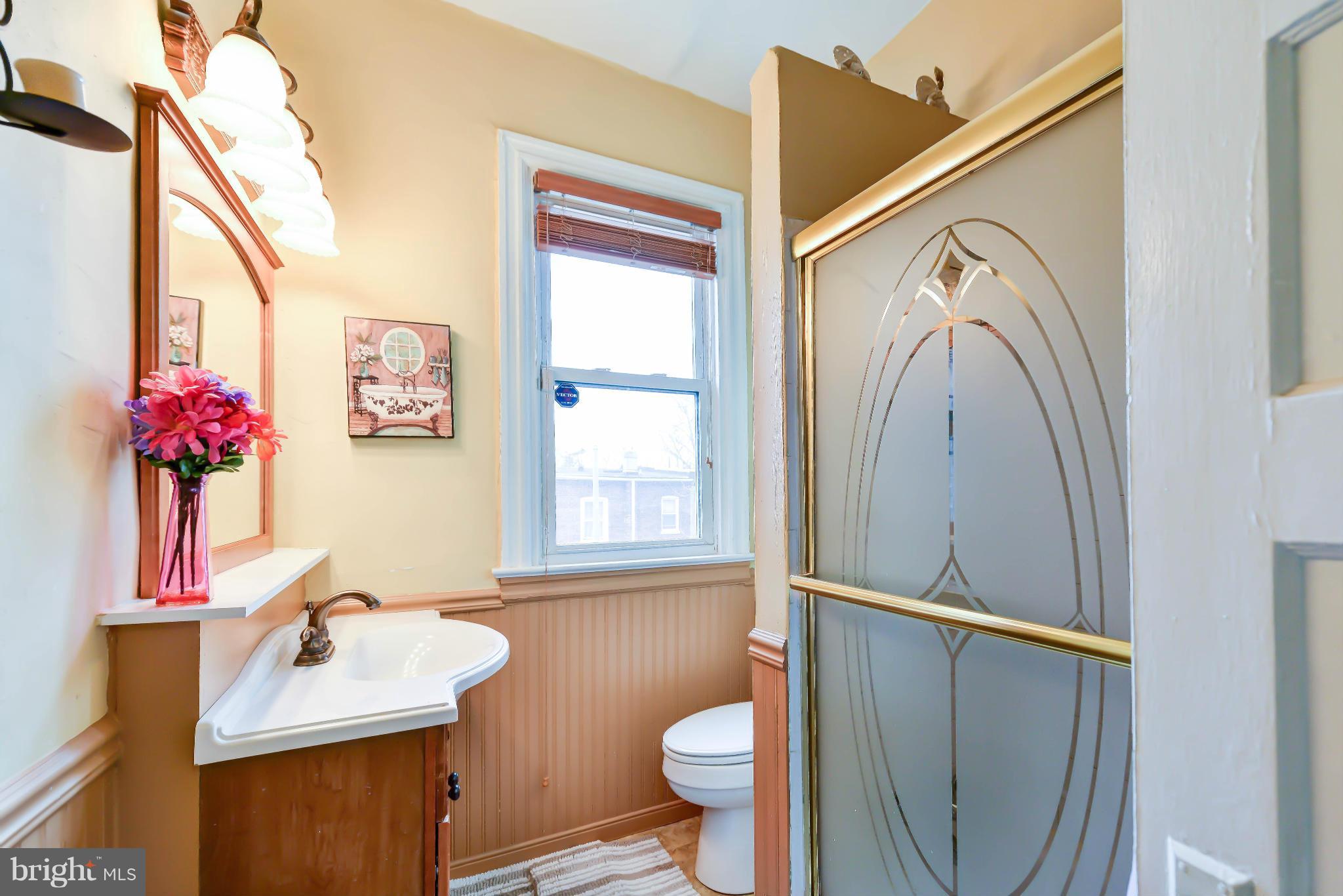 919 L Street Northeast Washington, DC 20002 - Photo 16 of 30 Upper level full bathroom