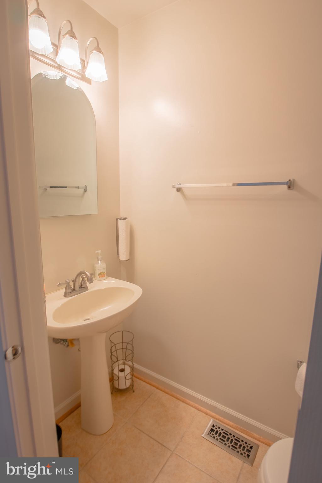 915 Rue Madora Bear, DE 19701 - Photo 20 of 28 Powder Room
