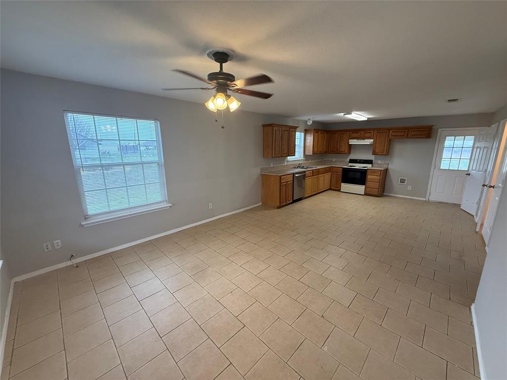 209 Blue Bell Court Weatherford, TX 76088 - Photo 3 of 23