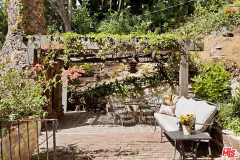 $7,995,000 | 2556 Aberdeen Avenue, Los Angeles, CA 90027