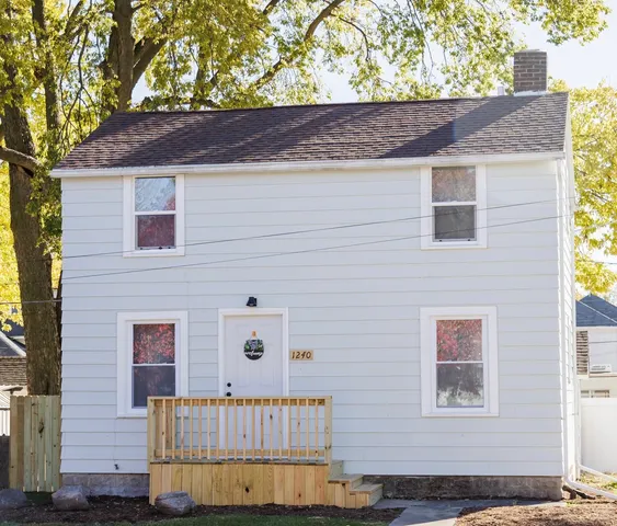 a view of backyard of white house
